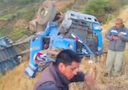 CONDUCTOR RESULTA HERIDO TRAS DESPISTE Y VOLCADURA DE CAMIÓN VOLQUETE EN CURAHUASI